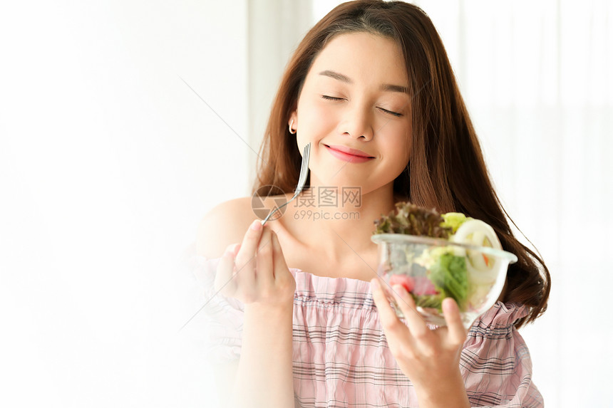 女人在家吃健康食物图片