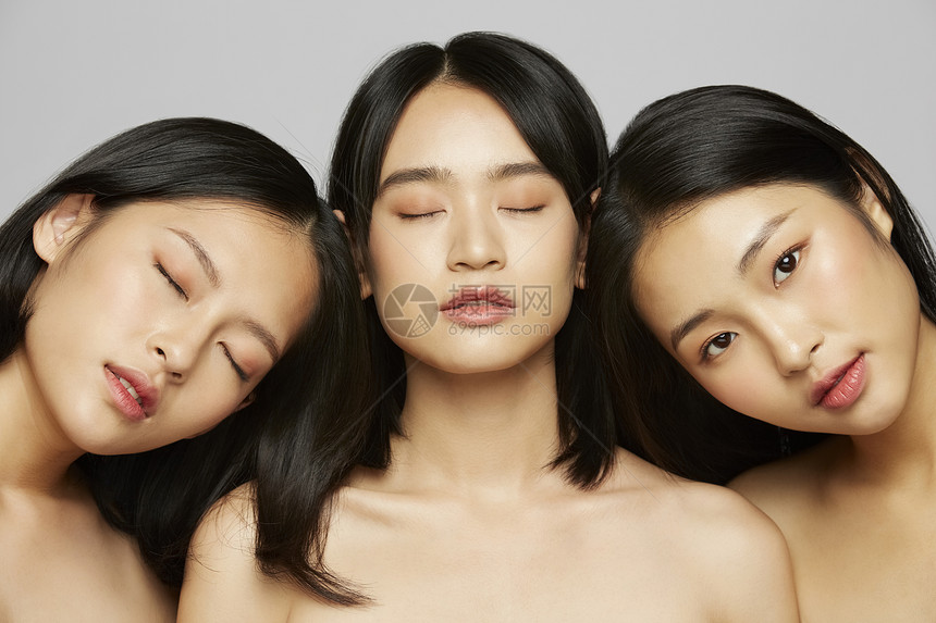 二十多岁亚洲流行美女模特组合图片