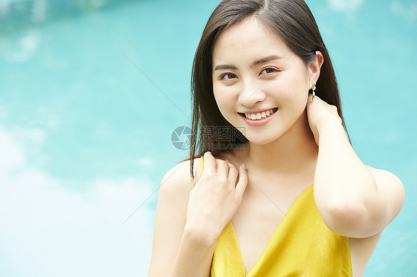 度假池畔的可爱年轻女人图片