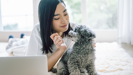 室内抱着宠物的女人图片