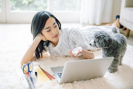 居家办公养宠物狗的女人图片