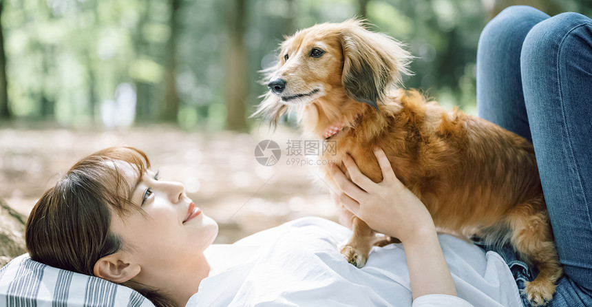 抱着狗狗的年轻女子图片