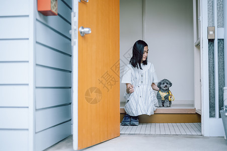 带着宠物狗出门的女人图片