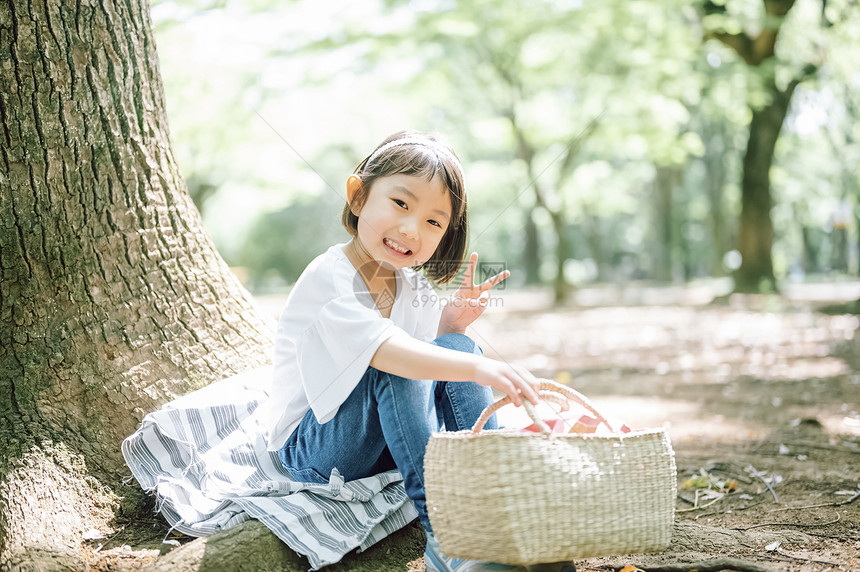 行走树林度假孩子女孩的生活方式出去图片