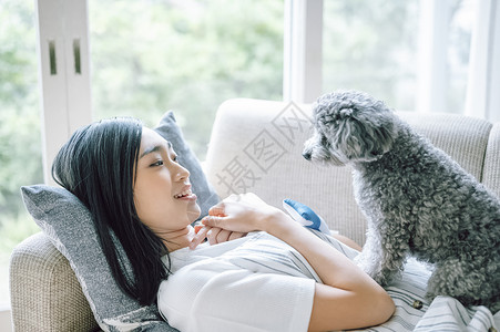 房间抱着可爱宠物狗的女人图片