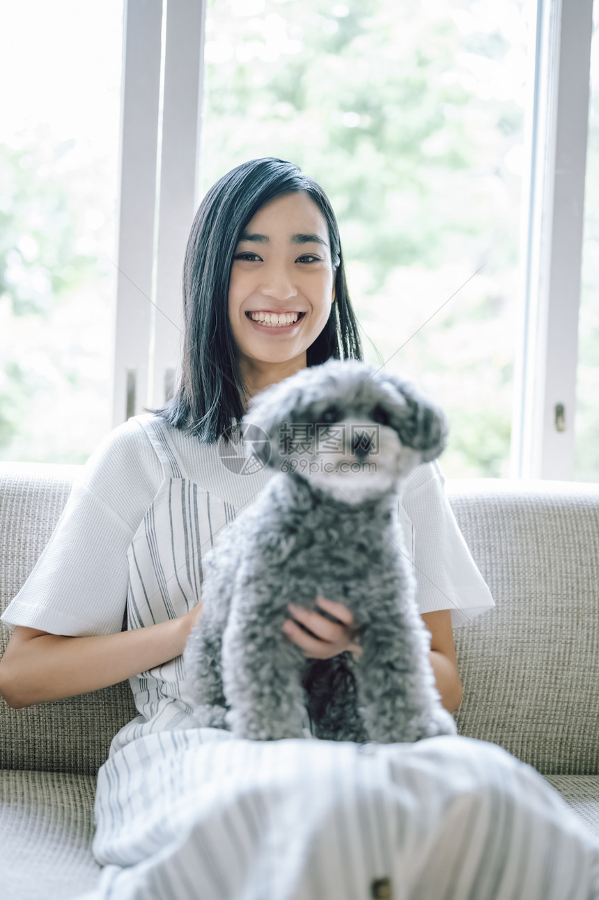 单人微笑小型犬生活与狗女人图片