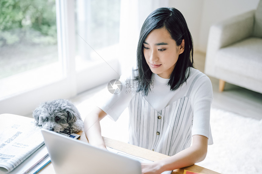 亚洲二十几岁可爱生活与狗女人生意图片