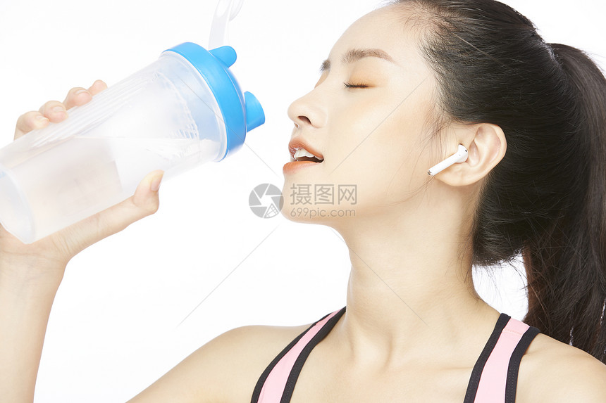喝水的运动女青年图片