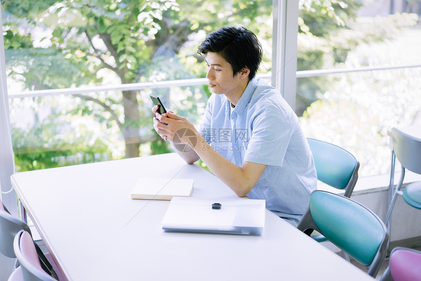 优良网学校男大学生智能手机摄影合作keisenjogakuen大学图片