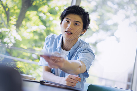 平板图书室清澈男大学生学习摄影合作keisenjogakuen大学图片