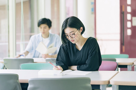 审视咖啡女士女大学生学习摄影合作keisenjogakuen大学图片