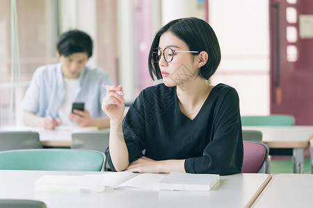 两个人书本亚洲女大学生学习摄影合作keisenjogakuen大学图片