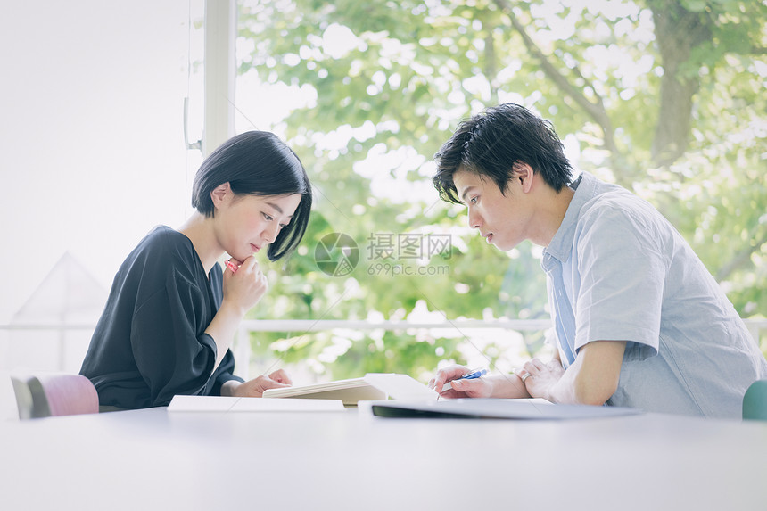 教休息时间两个人男女大学生学习摄影合作keisenjogakuen大学图片