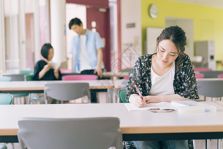 手写激扬青春高校休息时间夫妇女大学生学习摄影合作keisenjogakuen大学背景