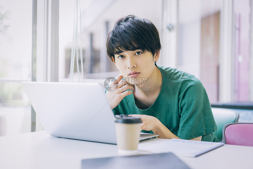 年轻男学生图书馆自习图片