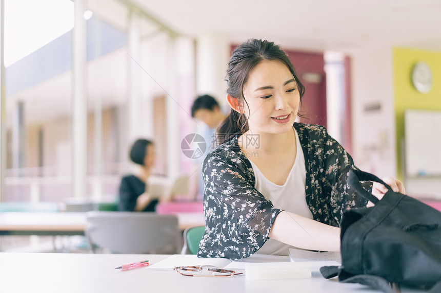 年轻男女图书馆自习交流图片