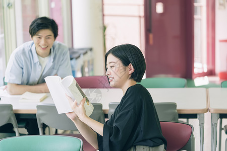 女人活力室内男女大学生学习摄影合作keisenjogakuen大学图片