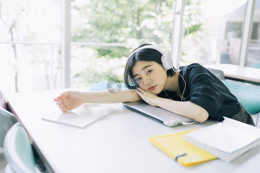 趴在课桌上的女大学生图片