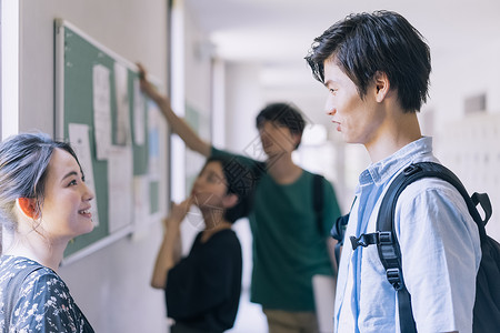 走廊上的大学生们图片