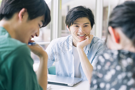 大学生课间小组讨论聊天图片