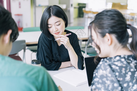 大学生课间小组讨论作业图片