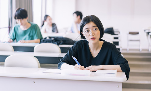 演讲女孩年轻女学生图书馆自习背景