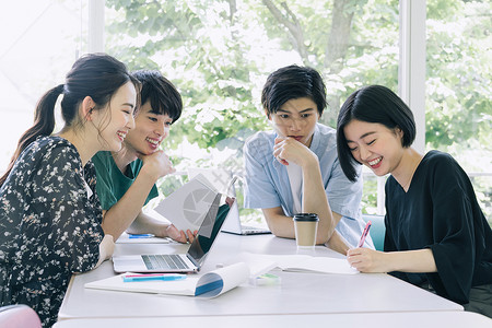 年轻学生图书馆自习交流背景图片