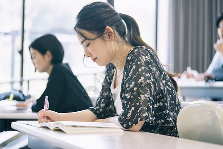 年轻学生图书馆自习交流图片