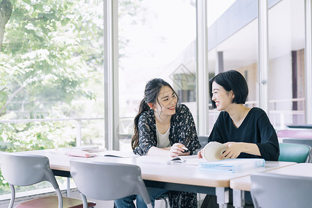 年轻女学生图书馆自习图片