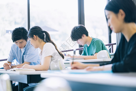 年轻学生图书馆自习交流图片