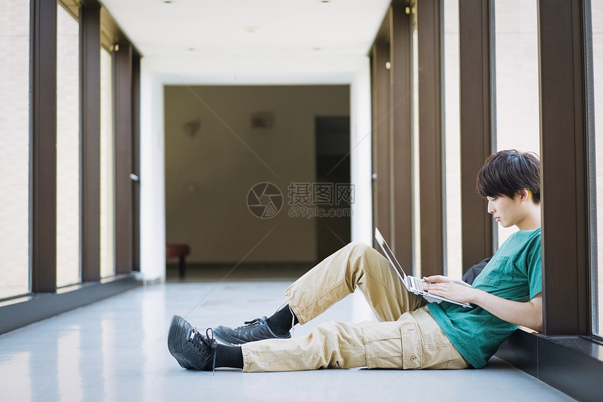 亚洲二十多岁窗边男大学生学习摄影合作keisenjogakuen大学图片