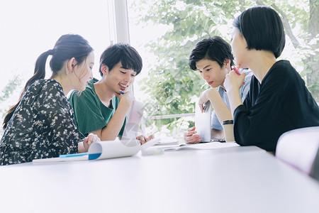 大学课堂上学生们讨论学习图片