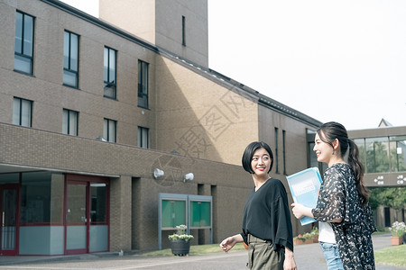 两个女孩的校园大学校园里的学生们背景