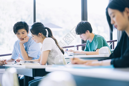 大学里认真学习的大学生图片