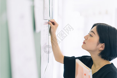 女人张贴公告甜美女大学生形象背景