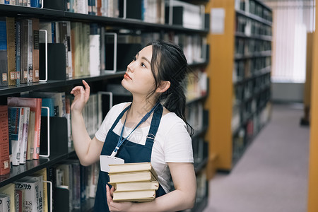 大学女生图书馆归还书图片