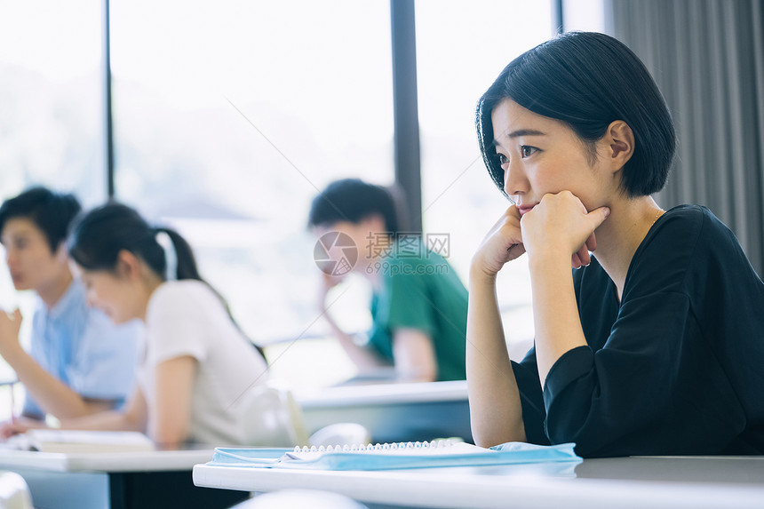 大学课堂上认真听课的学生图片