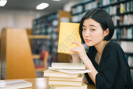 在图书馆阅读的年轻人高清图片