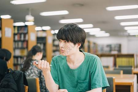 手绘抽烟男女在图书馆阅读的年轻人背景