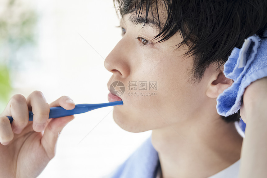 室内男子洗脸牙膏图片