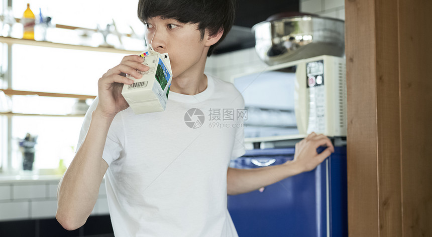 喝牛奶的成年男子图片