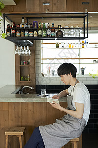 年轻字节日本人男生活方式厨房咖啡馆图片