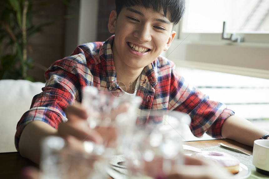 幸福下午茶时间年轻朋友们的男人生活图片