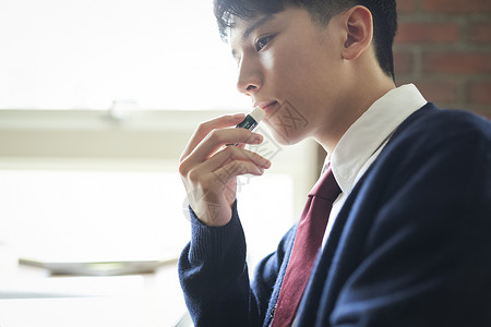 单人边路肖像男孩男学生图片