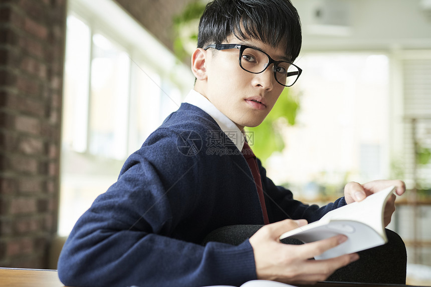 男生留白乐趣男孩男学生学习图片