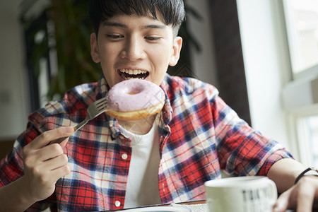 酒水饮料男人们年轻人男生活方式图片