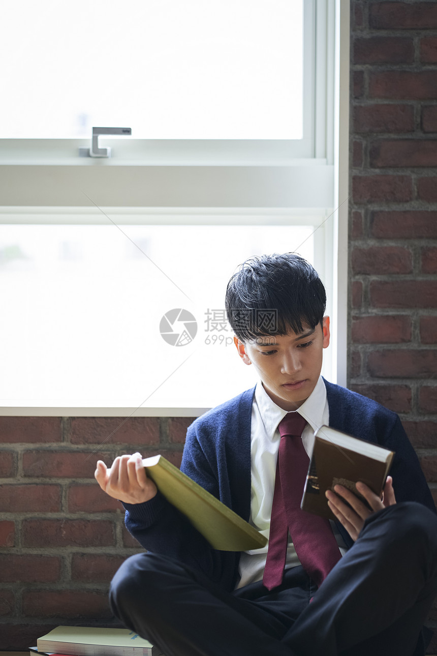 书籍窗边精美男孩男学生读书图片