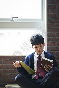 书籍窗边精美男孩男学生读书图片