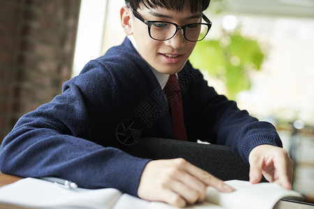 胸像留白天男孩男学生学习图片