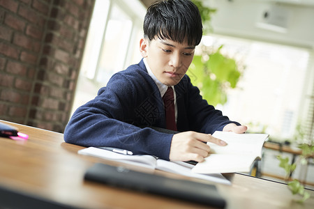 自学考试中的学生男孩们男孩男学生学习图片